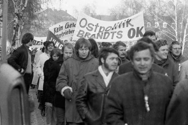 Bundesweite Aktion Widerstand 1970 DEU, Deutschland, Bonn, Hamburg, Essen, Bochum: Die rechtsradikale Aktion Widerstand der NPD war eine bundesweite Antwort auf die Politik Willy Brandt auf Verstaendigung mit dem Osten im Jahre 1970. Diese erzeugten eine teils wuetende Reaktion linker Parteien und Gruppen bei den Au Auftritten von Alt-und Neonazis. DEU, Germany, Bonn, Hamburg, Essen, Bochum: The right-wing radical action Resistance of the NPD was a nationwide response to Willy Brandt s policy of understanding with the East in 1970, which generated a sometimes furious reaction from left-wing parties and groups at the appearances of old and neo-Nazis. NRW *** Nationwide action Resistance 1970 DEU, Germany, Bonn, Hamburg, Essen, Bochum The rig