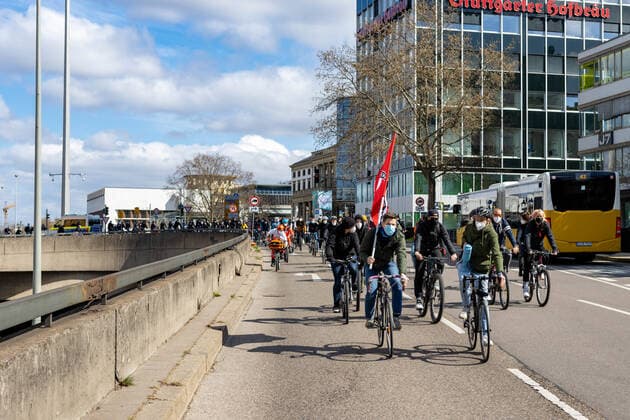 Demonstration von Querdenken 711 in Stuttgart 03.04.2021 Unter dem Motto: Das Jahr der Freiheit - Grundrechte sind nicht verhandelbar. demonstrieren Anhänger der Querdenken-Bewegung in Stuttgart. Gegendemonstranten versuchen auf Fahrrädern und zu Fuß die Demonstrationen zu blockieren.