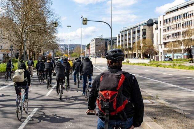 Demonstration von Querdenken 711 in Stuttgart 03.04.2021 Unter dem Motto: Das Jahr der Freiheit - Grundrechte sind nicht verhandelbar. demonstrieren Anhänger der Querdenken-Bewegung in Stuttgart. Gegendemonstranten versuchen auf Fahrrädern und zu Fuß die Demonstrationen zu blockieren.