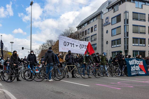 Demonstration von Querdenken 711 in Stuttgart 03.04.2021 Unter dem Motto: Das Jahr der Freiheit - Grundrechte sind nicht verhandelbar. demonstrieren Anhänger der Querdenken-Bewegung in Stuttgart. Gegendemonstranten versuchen auf Fahrrädern und zu Fuß die Demonstrationen zu blockieren.