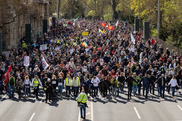 Demonstration von Querdenken 711 in Stuttgart 03.04.2021 Unter dem Motto: Das Jahr der Freiheit - Grundrechte sind nicht verhandelbar. demonstrieren Anhänger der Querdenken-Bewegung in Stuttgart. Gegendemonstranten versuchen auf Fahrrädern und zu Fuß die Demonstrationen zu blockieren.