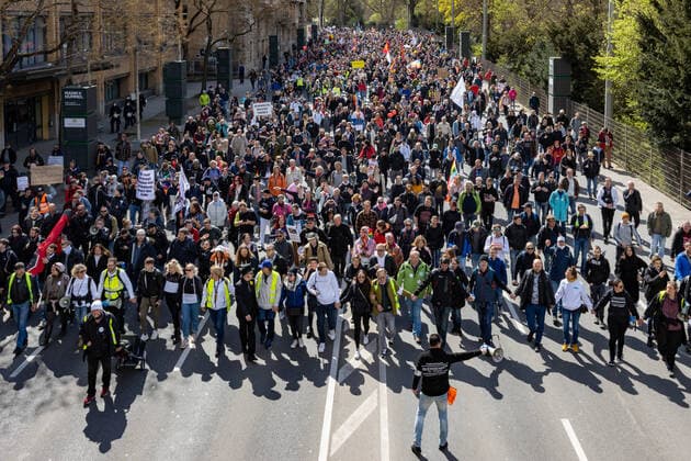 Demonstration von Querdenken 711 in Stuttgart 03.04.2021 Unter dem Motto: Das Jahr der Freiheit - Grundrechte sind nicht verhandelbar. demonstrieren Anhänger der Querdenken-Bewegung in Stuttgart. Gegendemonstranten versuchen auf Fahrrädern und zu Fuß die Demonstrationen zu blockieren.