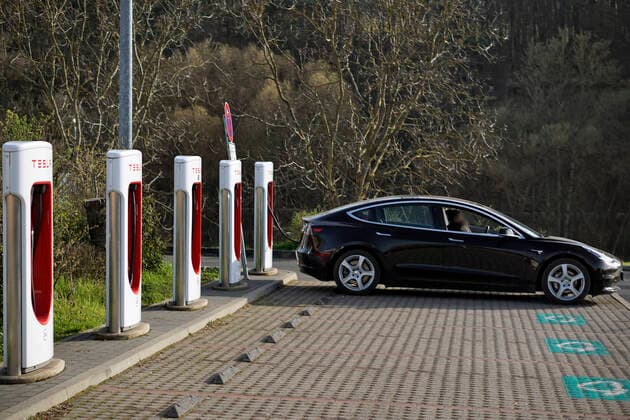 03.04.2021, Autobahnraststätte Autohof Wertheim an der BAB 3 bei Wertheim in Bayern. Ladesäulen für Elektroautos. Tesla Supercharger, die Vollautomatischen Schnellladestationen für Tesla-Fahrzeuge. 03.04.2021, Autobahnraststätten 03.04.2021, Autobahnraststätten