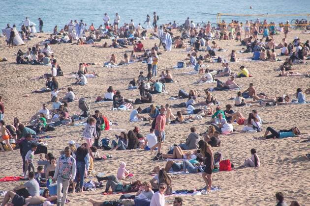 April 3, 2021, Barcelona, Catalonia, Spain: People are seen on the beach of Barceloneta.Barceloneta Beach in Barcelona is full in the 2021 beach season. In a state of alarm due to the corona virus pandemic, in Catalonia, the use of a mask and safety distances are mandatory in all public spaces to contain the spread of COVID- 19 Barcelona Spain - ZUMAd159 20210403_zia_d159_055 Copyright: xThiagoxPrudenciox