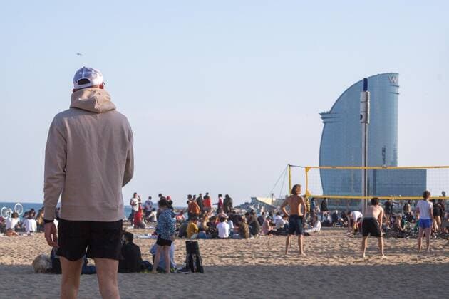April 3, 2021, Barcelona, Catalonia, Spain: People are seen on the beach of Barceloneta.Barceloneta Beach in Barcelona is full in the 2021 beach season. In a state of alarm due to the corona virus pandemic, in Catalonia, the use of a mask and safety distances are mandatory in all public spaces to contain the spread of COVID- 19 Barcelona Spain - ZUMAd159 20210403_zia_d159_059 Copyright: xThiagoxPrudenciox