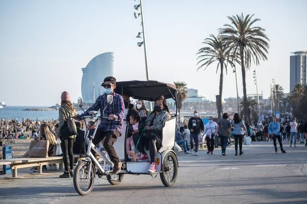 April 3, 2021, Barcelona, Catalonia, Spain: People are seen on Barceloneta beach promenade.Barceloneta Beach in Barcelona is full in the 2021 beach season. In a state of alarm due to the corona virus pandemic, in Catalonia, the use of a mask and safety distances are mandatory in all public spaces to contain the spread of COVID- 19 Barcelona Spain - ZUMAd159 20210403_zia_d159_063 Copyright: xThiagoxPrudenciox