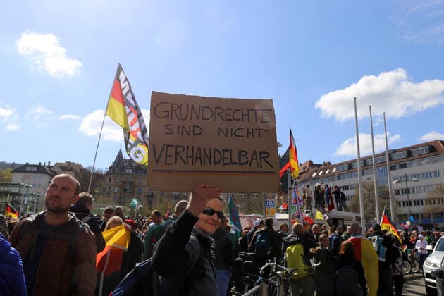 Querdenker-Großdemo in Stuttgart. Das Motto der Demo lautete Grundrechte sind nicht verhandelbar