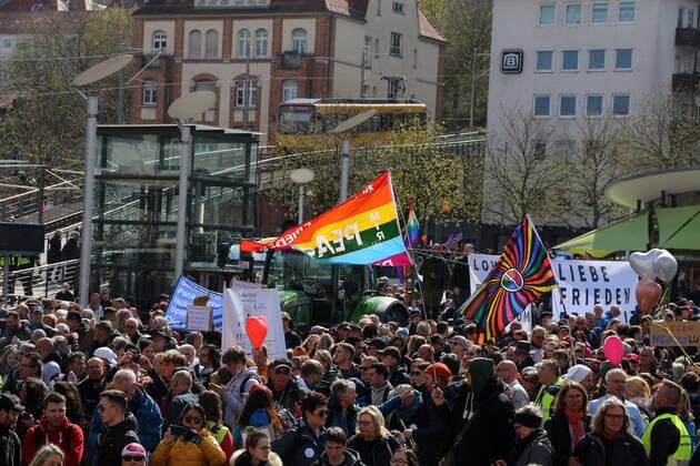 Querdenker-Großdemo in Stuttgart. Das Motto der Demo lautete Grundrechte sind nicht verhandelbar
