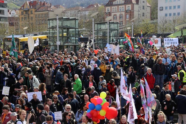 Querdenker-Großdemo in Stuttgart. Das Motto der Demo lautete Grundrechte sind nicht verhandelbar