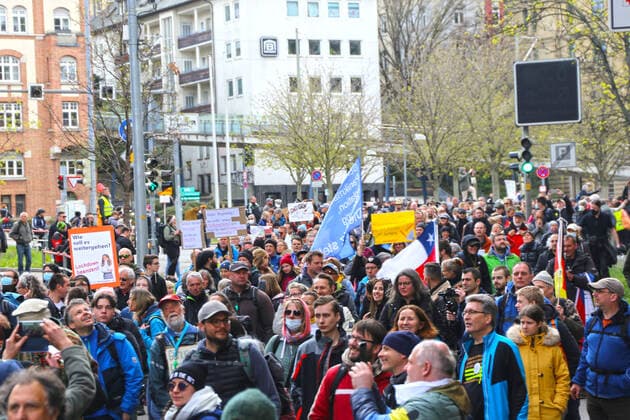 Querdenker-Großdemo in Stuttgart. Das Motto der Demo lautete Grundrechte sind nicht verhandelbar