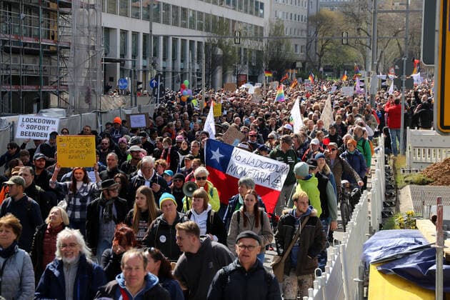 Querdenker-Großdemo in Stuttgart. Das Motto der Demo lautete Grundrechte sind nicht verhandelbar