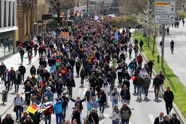Querdenker-Großdemo in Stuttgart. Das Motto der Demo lautete Grundrechte sind nicht verhandelbar