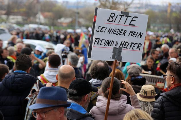Querdenker-Großdemo in Stuttgart. Das Motto der Demo lautete Grundrechte sind nicht verhandelbar
