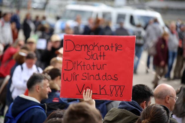 Querdenker-Großdemo in Stuttgart. Das Motto der Demo lautete Grundrechte sind nicht verhandelbar
