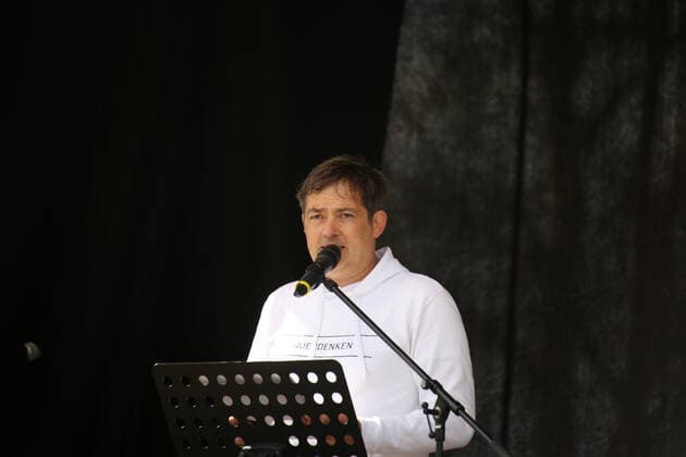 Michael Ballweg spricht auf der Querdenker-Großdemo in Stuttgart. Das Motto der Demo lautete Grundrechte sind nicht verhandelbar