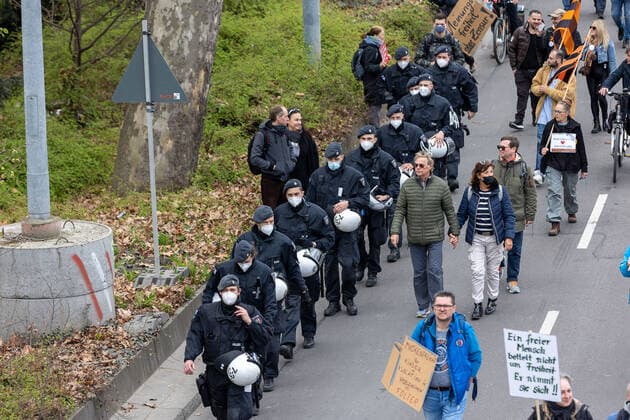 Stuttgart Querdenken 711: Demo auf Cannstatter Wasen, Stuttgart, 03.04.2021, Querdenken 711: Demo auf Cannstatter Wasen, Stuttgart, Demonstrante mit Plakate, Polizei, 03.04.2021, Copyright: xEIBENR DROFITSCHx EP_ddh