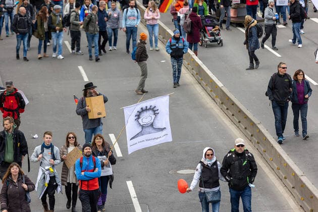 Stuttgart Querdenken 711: Demo auf Cannstatter Wasen, Stuttgart, 03.04.2021, Querdenken 711: Demo auf Cannstatter Wasen, Stuttgart, Demonstranten mit Plakate, Freiheit, Frieden, Liebe, 03.04.2021, Copyright: xEIBENR DROFITSCHx EP_ddh