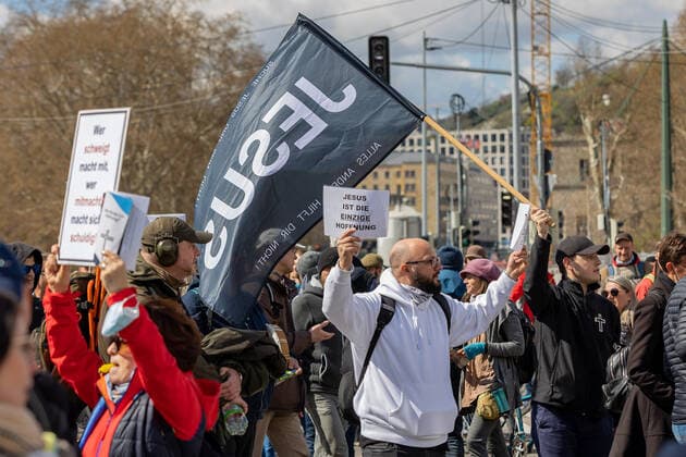 Stuttgart Querdenken 711: Demo auf Cannstatter Wasen, Stuttgart, 03.04.2021, Querdenken 711: Demo auf Cannstatter Wasen, Stuttgart, Jesus ist die eunzige hoffnung, 03.04.2021, Copyright: xEIBENR DROFITSCHx EP_ddh