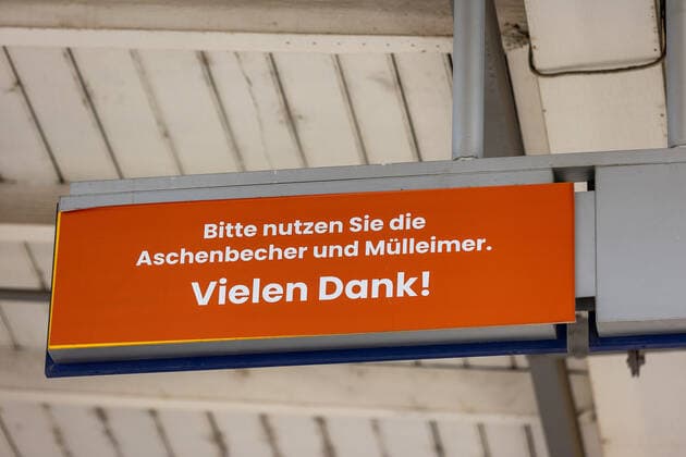 Stuttgart Querdenken 711: Demo auf Cannstatter Wasen, Stuttgart, 03.04.2021, Querdenken 711: Demo auf Cannstatter Wasen, Stuttgart Bad Cannstatt, Bitte nutzen Sie die Aschenbecher und Muelleimer, 03.04.2021, Copyright: xEIBENR DROFITSCHx EP_ddh
