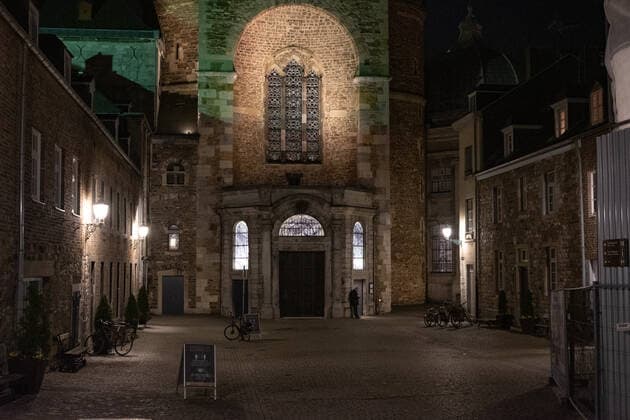 Like an abandoned city. Aachen on Easter vigil between 10 p.m. and 11 p.m. A liturgy for Easter vigil takes place in Aachen Cathedral. In Aachen on April 3, 2021. GERMANY - AACHEN - EASTER Easter 2021 Covid Pandemic