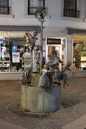 Like an abandoned city. Aachen on Easter vigil between 10 p.m. and 11 p.m. Only the dolls enliven the lonely doll fountain created in 1975 by the Aachen sculptor Bonifatius Stirnberg. In Aachen on April 3, 2021. GERMANY - AACHEN - EASTER Easter 2021 Covid Pandemic