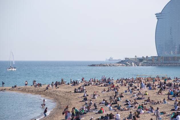 April 3, 2021, Barcelona, Catalonia, Spain: A crowd of people seen on the beach of Barceloneta..The Barceloneta Beach in Barcelona is full in the 2021 beach season. In a state of alarm due to the corona virus pandemic, in Catalonia, the use of facemasks and safety distance is mandatory in all public spaces to contain the spread of COVID- 19 pandemic. Barcelona Spain - ZUMAs197 20210403_zab_s197_014 Copyright: xThiagoxPrudenciox