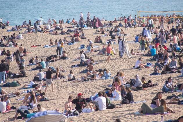 April 3, 2021, Barcelona, Catalonia, Spain: A crowd of people seen on the beach of Barceloneta..The Barceloneta Beach in Barcelona is full in the 2021 beach season. In a state of alarm due to the corona virus pandemic, in Catalonia, the use of facemasks and safety distance is mandatory in all public spaces to contain the spread of COVID- 19 pandemic. Barcelona Spain - ZUMAs197 20210403_zab_s197_017 Copyright: xThiagoxPrudenciox