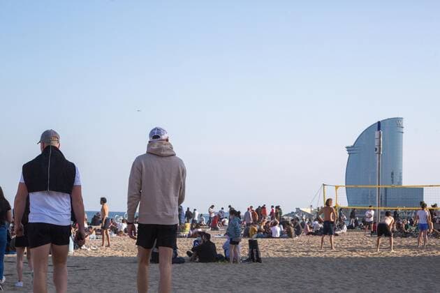 April 3, 2021, Barcelona, Catalonia, Spain: People seen on the beach of Barceloneta..The Barceloneta Beach in Barcelona is full in the 2021 beach season. In a state of alarm due to the corona virus pandemic, in Catalonia, the use of facemasks and safety distance is mandatory in all public spaces to contain the spread of COVID- 19 pandemic. Barcelona Spain - ZUMAs197 20210403_zab_s197_019 Copyright: xThiagoxPrudenciox