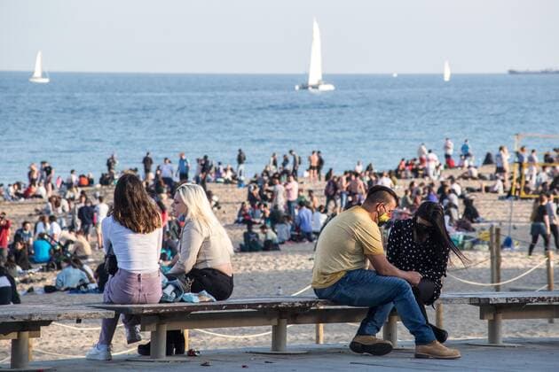April 3, 2021, Barcelona, Catalonia, Spain: People seen on Barceloneta beach promenade..The Barceloneta Beach in Barcelona is full in the 2021 beach season. In a state of alarm due to the corona virus pandemic, in Catalonia, the use of facemasks and safety distance is mandatory in all public spaces to contain the spread of COVID- 19 pandemic. Barcelona Spain - ZUMAs197 20210403_zab_s197_025 Copyright: xThiagoxPrudenciox