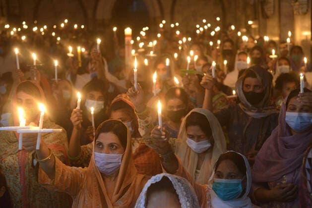 Bilder des Jahres 2021, News 04 April News Themen der Woche KW13 News Bilder des Tages Pakistan: Christian worshipers pray and hold candles during an Easter vigil mass at Don Bosco Church Pakistani Christian worshipers pray and hold candles during an Easter vigil mass at Don Bosco Church in Lahore. Christians around the world are marking of Easter Sunday during Holy Week were Christians observed and celebrated the Easter with special Easter vigil mass prayer ceremonies across Lahore. Lahore Punjab Pakistan Copyright: RanaxSajidxHussain