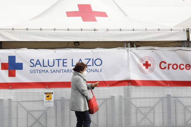 (210404) -- ROME, April 4, 2021 -- A woman walks past a vaccination center in Rome, Italy, April 3, 2021. Italy is spending Easter in lockdown after the government made the whole nation a COVID-19 red zone from Saturday to Easter Monday. ) ITALY-ROME-EASTER-LOCKDOWN ChengxTingting 