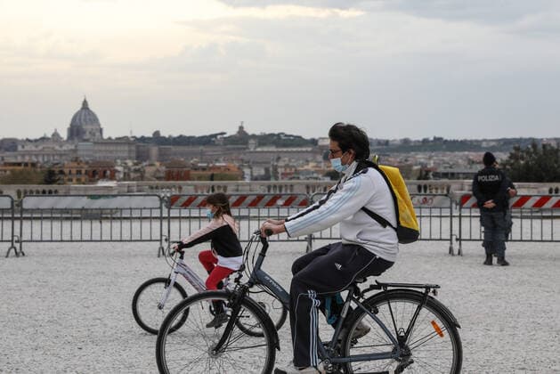 (210404) -- ROME, April 4, 2021 -- People ride bicycles at the closed Terrazza del Pincio in Rome, Italy, April 3, 2021. Italy is spending Easter in lockdown after the government made the whole nation a COVID-19 red zone from Saturday to Easter Monday. ) ITALY-ROME-EASTER-LOCKDOWN ChengxTingting 