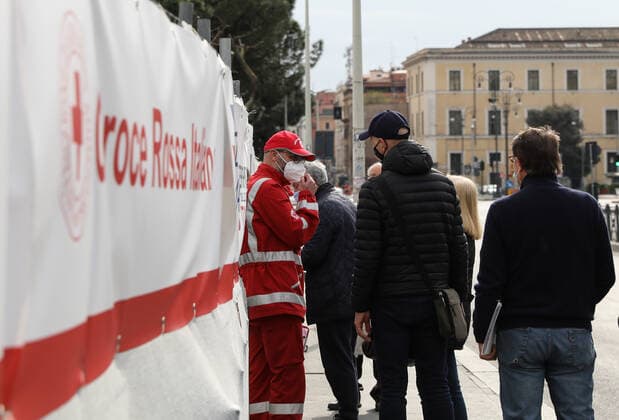 (210404) -- ROME, April 4, 2021 -- People wait to enter a vaccination center in Rome, Italy, April 3, 2021. Italy is spending Easter in lockdown after the government made the whole nation a COVID-19 red zone from Saturday to Easter Monday. ) ITALY-ROME-EASTER-LOCKDOWN ChengxTingting 