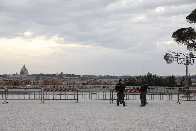 (210404) -- ROME, April 4, 2021 -- Police patrol at the closed Terrazza del Pincio in Rome, Italy, April 3, 2021. Italy is spending Easter in lockdown after the government made the whole nation a COVID-19 red zone from Saturday to Easter Monday. ) ITALY-ROME-EASTER-LOCKDOWN ChengxTingting 