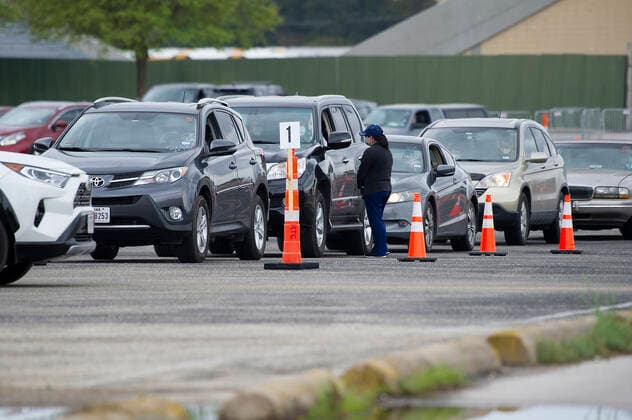 April 03, 2021: Mass drive-thru COVID-19 vaccination site at the Toney Burger Activity Center in South Austin, cars continue to line up on Saturday evening. Austin, Texas. CSM. Austin United States of America - ZUMAc04_ 1001932922st Copyright: xMarioxCantux
