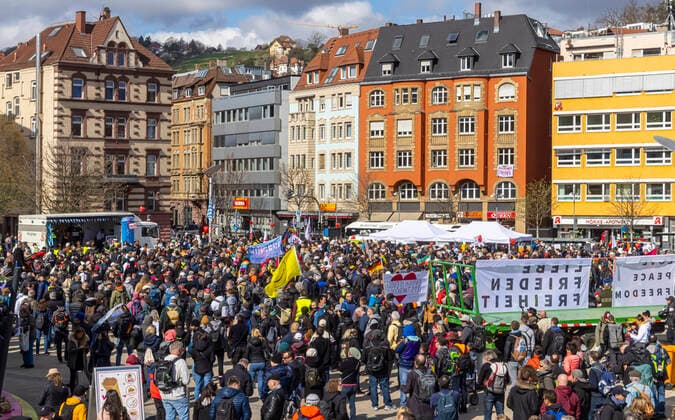 Querdenker und andere Gegner der Pandemie-Einschränkungen haben in Stuttgart ohne Abstand und meist ohne Schutzmaske demonstriert. Mindestens vier Demos mit 2500 Teilnehmern waren angemeldet, gekommen waren aber weit mehr. Hier am Marienplatz. 03.04.2021: Europa, DEU, Deutschland, Baden-Württemberg, Stuttgart.