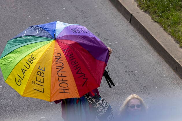 Querdenker und andere Gegner der Pandemie-Einschränkungen haben in Stuttgart ohne Abstand und meist ohne Schutzmaske demonstriert. Mindestens vier Demos mit 2500 Teilnehmern waren angemeldet, gekommen waren aber weit mehr. Hier der Zug der Demonstranten durch die Innenstadt über die B10 B14 zum offiziellen Versammlungsort, dem Cannstatter Wasen. 03.04.2021: Europa, DEU, Deutschland, Baden-Württemberg, Stuttgart.