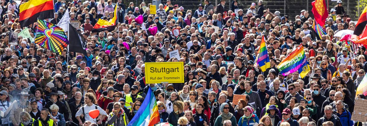 Querdenker und andere Gegner der Pandemie-Einschränkungen haben in Stuttgart ohne Abstand und meist ohne Schutzmaske demonstriert. Mindestens vier Demos mit 2500 Teilnehmern waren angemeldet, gekommen waren aber weit mehr. Hier der Zug der Demonstranten durch die Innenstadt über die B10 B14 zum offiziellen Versammlungsort, dem Cannstatter Wasen. 03.04.2021: Europa, DEU, Deutschland, Baden-Württemberg, Stuttgart.