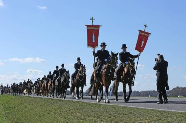 Das traditionelle Osterreiten im Dorf Ralbitz in der Oberlausitz konnte trotz Corona-Krise am Sonntag unter Einschraenkungen stattfinden (Foto vom 04.04.2021). Die Reiter mussten einen aktuellen Negativtest vorweisen und Masken tragen - ausser beim Beten und Singen auf dem Pferd, wie das katholische Bistum Dresden-Meissen mitteilte. Um Ansammlungen von Zuschauern zu vermeiden, wurden auch die Zeiten und traditionelle Streckenverlaeufe geaendert und nicht bekanntgegeben. (Siehe epd-Meldung vom 04.04.2021) Sorbische Osterreiter trotz Pandemie unterwegs *** The traditional Easter riding in the village of Ralbitz in Upper Lusatia could take place on Sunday under restrictions despite the Corona crisis Photo from 04 04 2021 The riders had to show Copyright: epd-bild MatthiasxSchumann EDITORIAL USE ONLY