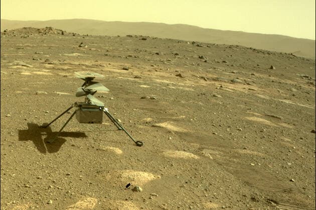 IMAGO Creative: Planeten im Sonnensystem Mars - Symbolbilder News Bilder des Tages NASA s Mars Perseverance rover acquired this image of the Ingenuity Mars Helicopter using its onboard Rear Left Hazard Avoidance Camera on April 4, 2021 (Sol 43). NASA is targeting no earlier than April 8 for the Ingenuity Mars Helicopter to make the first attempt at a powered, controlled flight of an aircraft on another planet. NASA  WAX2021040402 NASA