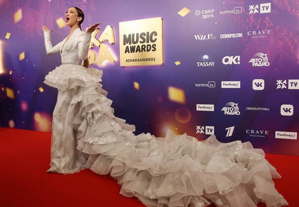 Bilder des Jahres 2021, Entertainment 04 April Entertainment Themen der Woche KW13 Entertainment Bilder des Tages MOSCOW REGION, RUSSIA - APRIL 4, 2021: Singer Olga Buzova poses for a photo before the 2021 Zhara Music Awards ceremony at the Crocus City Hall. Vyacheslav Prokofyev TASS  TS0FB85A