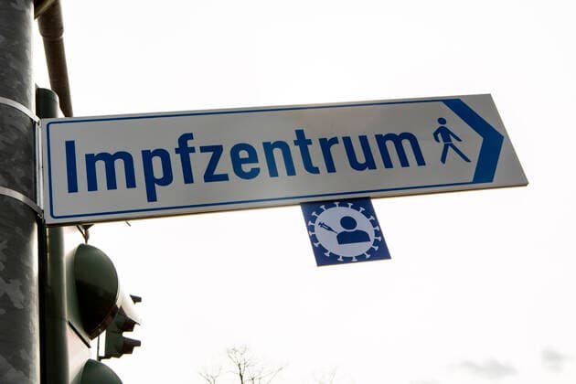 Wegweiser zu einem Corona-Impfzentrum Wegweiser zum Impfzentrum