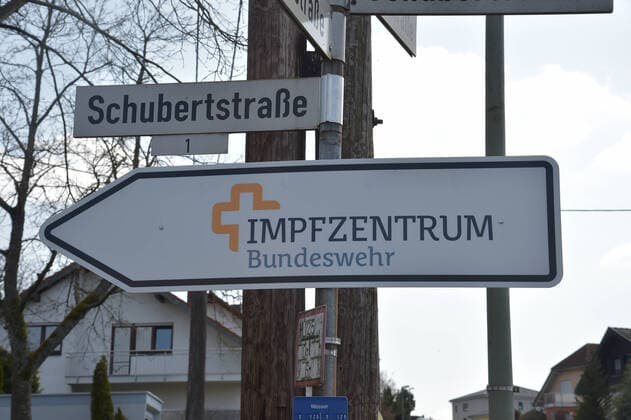 Das Impfzentrum der Bundeswehr startet den Rund-um-die-Uhr-Impfbetrieb. Die Bundesverteidigungsministerin Annegret Kramp-Karrenbauer (rote Bluse) gibt zusammen mit Ministerpräsidenten Tobias Hans (Blauer Anzug) und Gesundheitsministerin Monika Bachmann (Blazer Pink) am Ostersonntag (04.04.2021) den Startschuss für die erweiterten Betriebszeiten im Lebacher Impfzentrum.