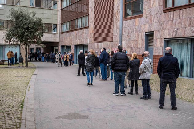 April 4, 2021, Barcelona, Spain: A queue of people is seen at the vaccination point of the Faculty of Geography and History waiting to receive the AstraZeneca vaccine..Queues in Barcelona to get vaccinated against Covid-19 during the Holy Week at the vaccination point of the Faculty of Geography and History. Barcelona Spain - ZUMAs197 20210404_zaa_s197_017 Copyright: xPacoxFreirex