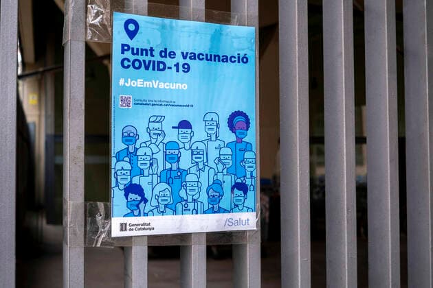 April 4, 2021, Barcelona, Spain: A poster is seen indicating the vaccination point at the Faculty of Geography and History..Queues in Barcelona to get vaccinated against Covid-19 during the Holy Week at the vaccination point of the Faculty of Geography and History. Barcelona Spain - ZUMAs197 20210404_zaa_s197_018 Copyright: xPacoxFreirex