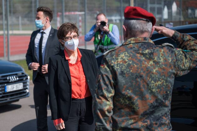 Das Impfzentrum der Bundeswehr startet den Rund-um-die-Uhr-Impfbetrieb. Die Bundesverteidigungsministerin Annegret Kramp-Karrenbauer (rote Bluse) gibt zusammen mit Ministerpräsidenten Tobias Hans (Blauer Anzug) und Gesundheitsministerin Monika Bachmann (Blazer Pink) am Ostersonntag (04.04.2021) den Startschuss für die erweiterten Betriebszeiten im Lebacher Impfzentrum.
