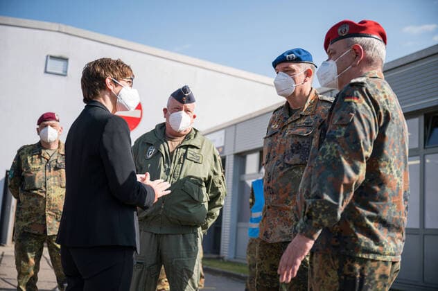 Das Impfzentrum der Bundeswehr startet den Rund-um-die-Uhr-Impfbetrieb. Die Bundesverteidigungsministerin Annegret Kramp-Karrenbauer (rote Bluse) gibt zusammen mit Ministerpräsidenten Tobias Hans (Blauer Anzug) und Gesundheitsministerin Monika Bachmann (Blazer Pink) am Ostersonntag (04.04.2021) den Startschuss für die erweiterten Betriebszeiten im Lebacher Impfzentrum.