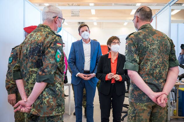 Das Impfzentrum der Bundeswehr startet den Rund-um-die-Uhr-Impfbetrieb. Die Bundesverteidigungsministerin Annegret Kramp-Karrenbauer (rote Bluse) gibt zusammen mit Ministerpräsidenten Tobias Hans (Blauer Anzug) und Gesundheitsministerin Monika Bachmann (Blazer Pink) am Ostersonntag (04.04.2021) den Startschuss für die erweiterten Betriebszeiten im Lebacher Impfzentrum.