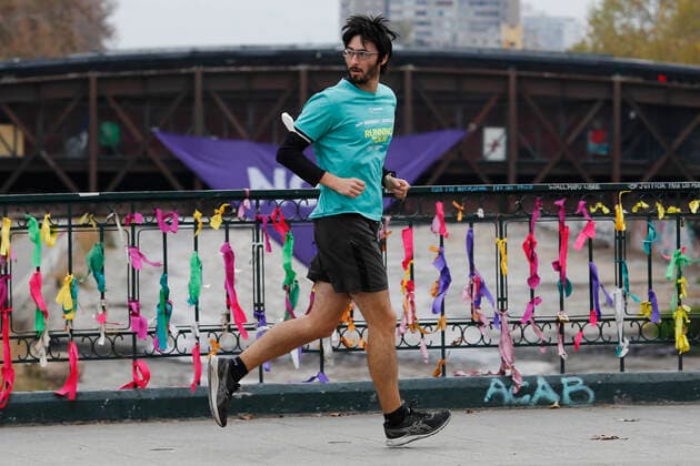 Santiago, April 4, 2021 Athletes who do not respect the quarantine are photographed after 10 a.m. The hours authorized by the Ministry of Health for sports are between 6 and 9 a.m. Marcelo Hernandez Atonchile, Santiago Chile Aton 499553  Copyright: MARCELOxHERNANDEZ ATONCHILE