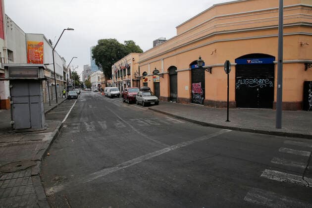 Santiago, 4 April 2021 Low activity in streets and parks of the capital during the quarantine by coronavirus This Monday begin the new measures against the pandemic, curfew at 21 hours and restricted travel permits Marcelo Hernandez Atonchile, Santiago Chile Aton 499615  Copyright: MARCELOxHERNANDEZ ATONCHILE